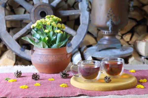 Ein Paar Glas Schwarzer Tee Auf Dem Hintergrund Von Holzrad — Stockfoto