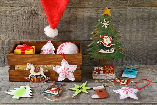 明亮的圣诞和新年装饰由胶合板和面料制成 在灰色的木制背景上 — 图库照片