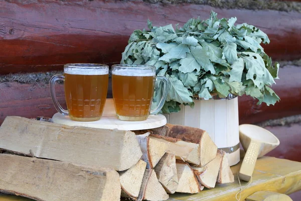 Uma Caneca Vidro Cerveja Pilha Lenha Bétula Entre Acessórios Sauna — Fotografia de Stock