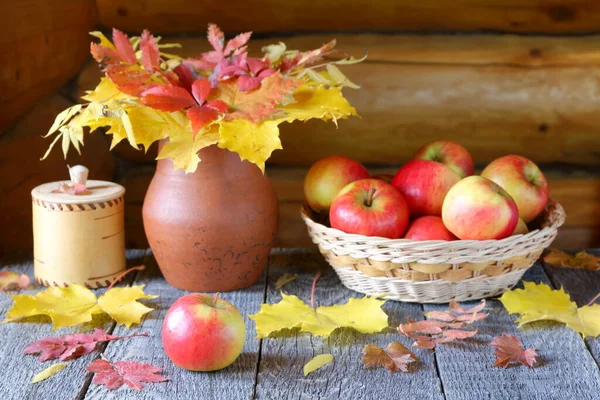 Frische Äpfel Auf Einem Holztisch Inmitten Von Herbstlaub — Stockfoto