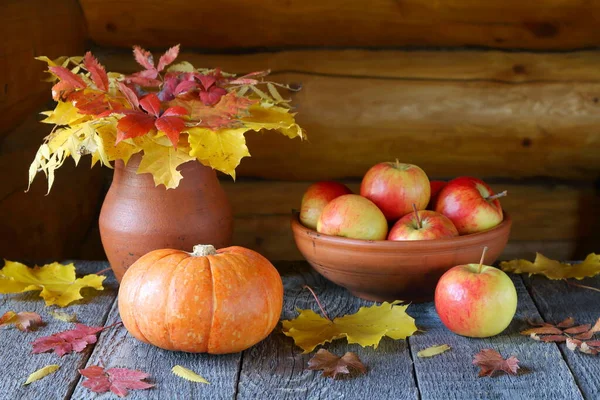 Kürbis Äpfel Und Herbstlaub Auf Holzgrund Erntedankfest — Stockfoto