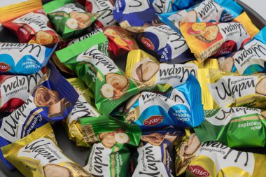 Renkli ambalajlarla çeşitli tatlılar. Şekerler, şekerler, tatlı çeşitleri. Şeker arkaplanı.