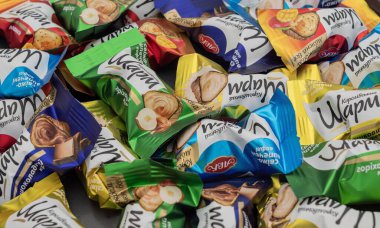 Renkli ambalajlarla çeşitli tatlılar. Şekerler, şekerler, tatlı çeşitleri. Şeker arkaplanı.