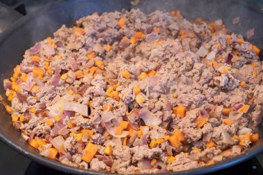 Fırında tavada kızartılmış havuçlu ve soğanlı kıyma. Ev yapımı yemek hazırlama, buharlı sıcak yemek, yakın plan pişirme. Mutfakta sağlıklı ve lezzetli et yemekleri var..