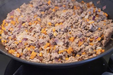 Fırında tavada kızartılmış havuçlu ve soğanlı kıyma. Ev yapımı yemek hazırlama, buharlı sıcak yemek, yakın plan pişirme. Mutfakta sağlıklı ve lezzetli et yemekleri var..