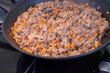 Fırında tavada kızartılmış havuçlu ve soğanlı kıyma. Ev yapımı yemek hazırlama, buharlı sıcak yemek, yakın plan pişirme. Mutfakta sağlıklı ve lezzetli et yemekleri var..