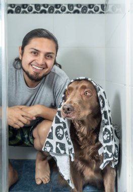 Sevecen köpek ve sahibi banyo yapmadan önce evde. Sonsuza dek arkadaşız. Köpek banyosu 