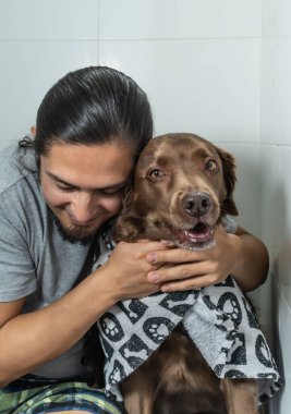 Sevecen köpek ve sahibi banyo yapmadan önce evde. Sonsuza dek arkadaşız. Köpek banyosu 