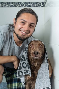 Sevecen köpek ve sahibi banyo yapmadan önce evde. Sonsuza dek arkadaşız. Köpek banyosu 