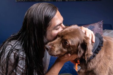 Sevecen köpek ve evdeki sahibi. Sonsuza dek arkadaşız. Sevgi dolu köpek. 