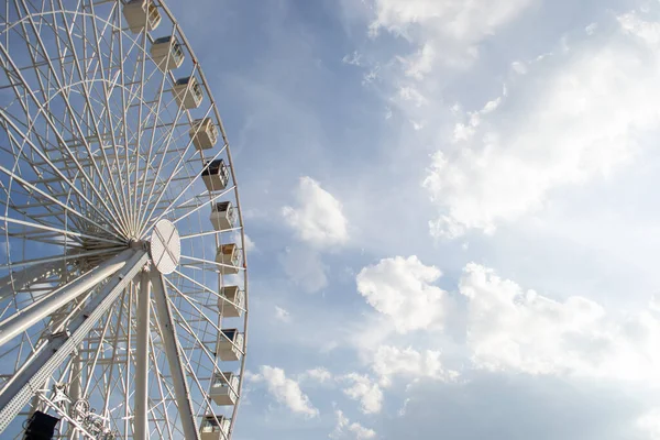 Eski Avrupa meydanında Çarkıfelek Atlıkarıncası