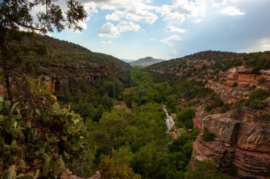 Wilson Patikası yakınlarındaki Sedona, Arizona 'daki kanyon üzerinde.