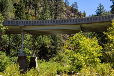 Sedona Arizona 'daki Oak Canyon' daki otoban köprüsü.