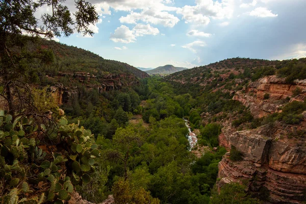 Wilson Patikası yakınlarındaki Sedona, Arizona 'daki kanyon üzerinde.