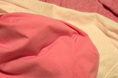 Bu, Pembe kumaşın üç farklı tonunun fotoğrafı.