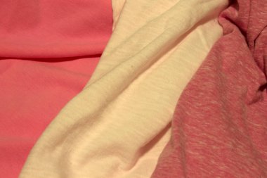 Bu, Pembe kumaşın üç farklı tonunun fotoğrafı.