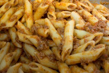 Bu domates sosu ve kıyma kaplı Penne Pasta 'nın bir fotoğrafı.