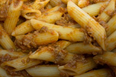 Bu domates sosu ve kıyma kaplı Penne Pasta 'nın bir fotoğrafı.