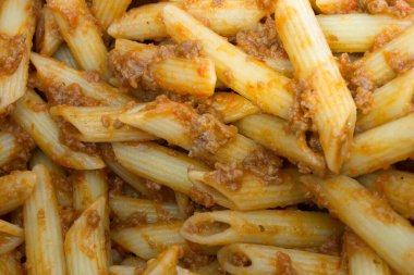 Bu domates sosu ve kıyma kaplı Penne Pasta 'nın bir fotoğrafı.