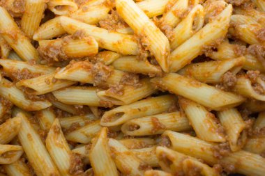 Bu domates sosu ve kıyma kaplı Penne Pasta 'nın bir fotoğrafı.