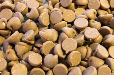 Bu, çikolata parçacıklarının arka planda çekilmiş bir fotoğrafı.