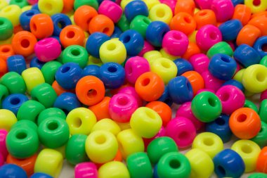 Renkli plastik boncuklar arka plan