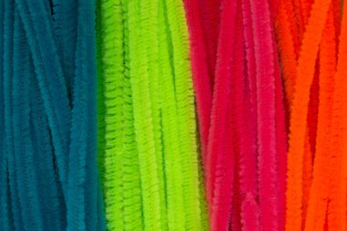 Mavi, Yeşil, Turuncu, Sarı ve Pembe renkli Chenille çubukları arka plan