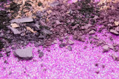 Parıltılı bir arkaplanda siyah, mor ve çıplak göz farı