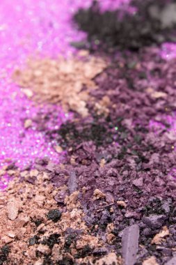 Parıltılı bir arkaplanda siyah, mor ve çıplak göz farı