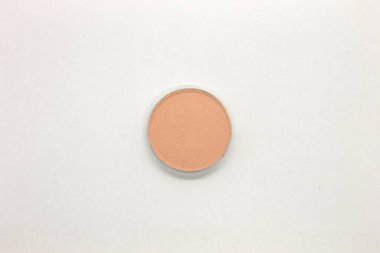 Beyaz arka planda izole edilmiş şeftali rengi çıplak Eyeshadow.