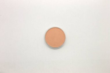 Beyaz arka planda izole edilmiş şeftali rengi çıplak Eyeshadow.
