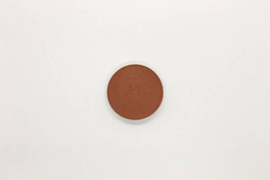 Kahverengi göz falı beyaz bir arkaplanda izole edilmiş