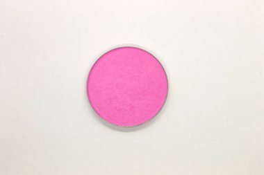 Beyaz arka planda izole edilmiş pembe yüz pudrası.