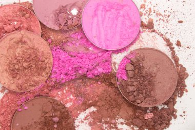 Beyaz arka planda rengarenk ezilmiş yüz makyajı