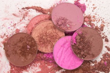 Beyaz arka planda rengarenk ezilmiş yüz makyajı