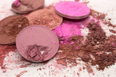 Beyaz arka planda rengarenk ezilmiş yüz makyajı