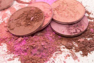 Beyaz arka planda rengarenk ezilmiş yüz makyajı