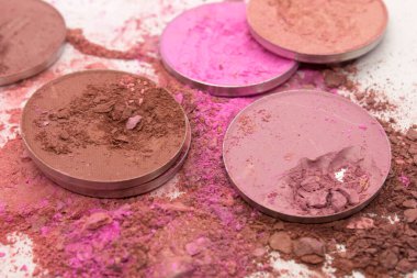 Beyaz arka planda rengarenk ezilmiş yüz makyajı