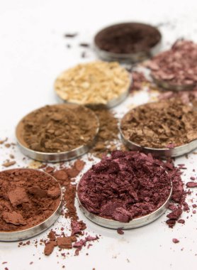 Beyaz bir arka planda renkli ezilmiş göz farı