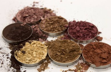 Beyaz bir arka planda renkli ezilmiş göz farı