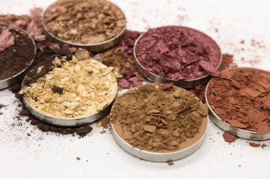 Beyaz bir arka planda renkli ezilmiş göz farı