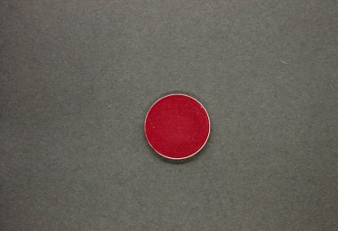 Kırmızı göz farı siyah arka planda izole edilmiş.