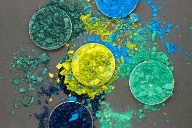 Mavi ve Yeşil 'in gölgeleri Siyah bir arka planda göz farı ezildi