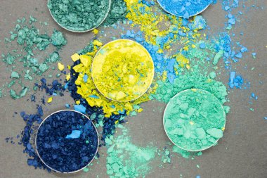 Mavi ve Yeşil 'in gölgeleri Siyah bir arka planda göz farı ezildi