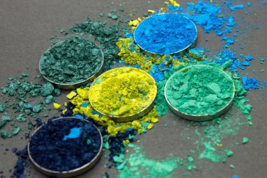 Mavi ve Yeşil 'in gölgeleri Siyah bir arka planda göz farı ezildi