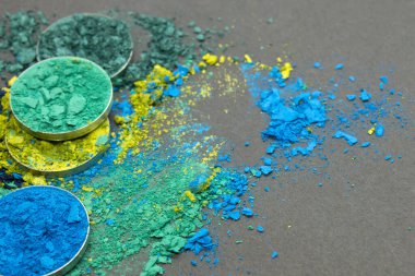 Mavi ve Yeşil 'in gölgeleri Siyah bir arka planda göz farı ezildi