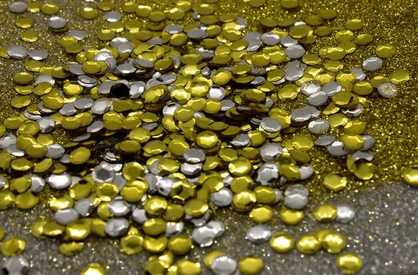 輝く背景に銀と金のスパンコール — ストック写真