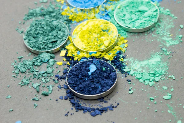 Mavi ve Yeşil 'in gölgeleri Siyah bir arka planda göz farı ezildi