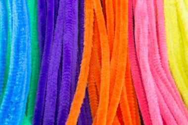 Bu Mavi, Yeşil, Mor, Turuncu, Pembe ve Sarı boru temizleyicilerinin bir fotoğrafı.