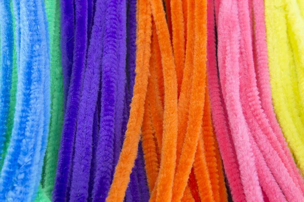 Bu Mavi, Yeşil, Mor, Turuncu, Pembe ve Sarı boru temizleyicilerinin bir fotoğrafı.